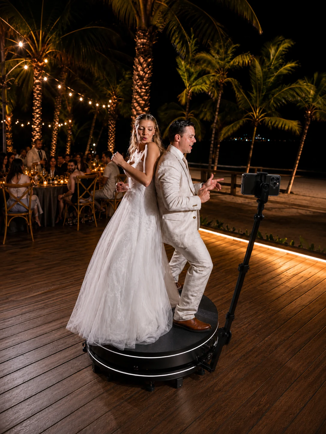 Pareja en Plataforma 360 con brazo y teléfono para videos de evento